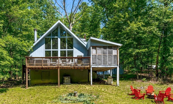The Woods Cabin | Wooded Retreat with Community Amenities, Hot Tub & Fire Pit Just Minutes to Sleepy Creek and Berkeley Springs in Hedgesville, WV
