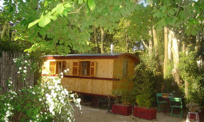 Villeneuve-les-Avignon House | Wooden Bulgarian caravan in a wooded garden