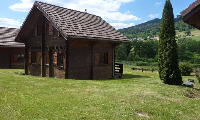 Le Syndicat Ski Chalet | Wooden chalet in Vosges by a pond