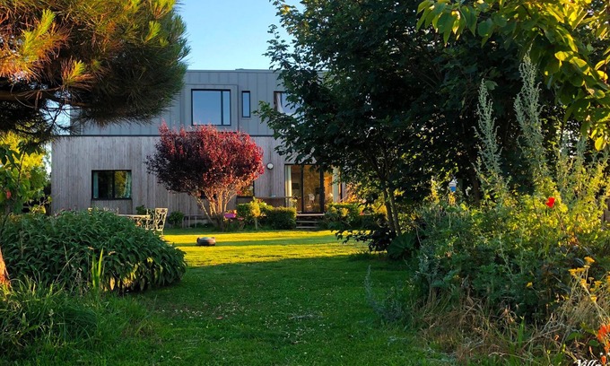 Santec Villa | Wooden house with swimming pool 150 m from the beach, large garden