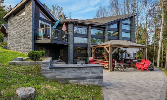 Erin House | Woodland Pavilion | Heated Pool| Indoor Sports Dome| Pond| 14 acres Woods!