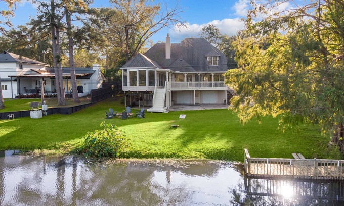 Conroe House | Woodlands Area Lakeview Retreat