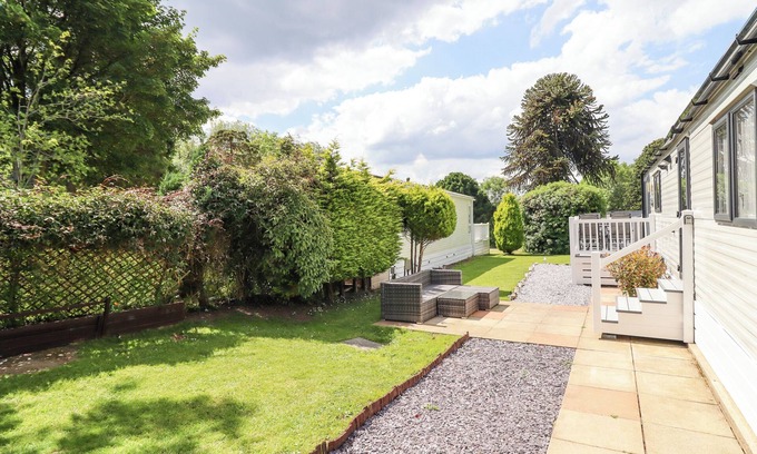 Ruthin Cottage | WOODLANDS LODGE, pet friendly, with a garden in Ruthin