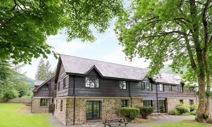 Builth Wells Apartment | WOODPECKER 2, with pool in Llanafan Fawr
