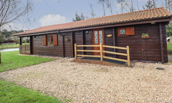 Lincoln Cabin | WOODPECKER LODGE, pet friendly, with a garden in Bardney