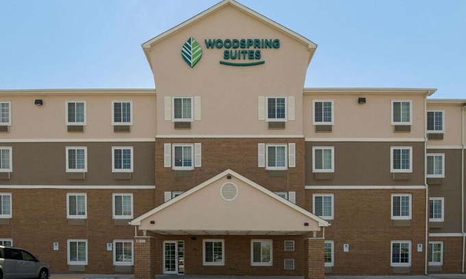 South Tulsa Hotel | WoodSpring Suites Broken Arrow
