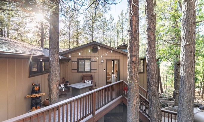 Munds Park Cabin | Woodsy 4BR Retreat w/ Hot Tub | Near Trails