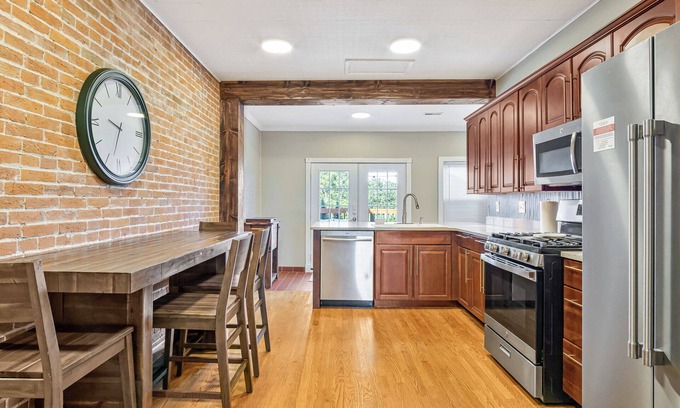 Waterloo Apartment | Work, Relax, Unwind: Loft Stay!