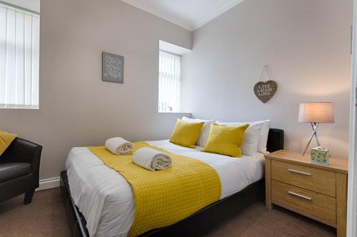 Gorseinon Apartment | Work Stay - Kitchen - Dining & Free Parking