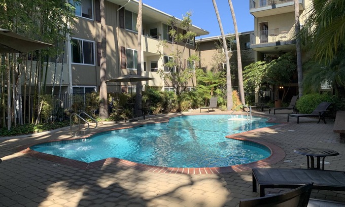 Los Angeles Apartment | Worker’s paradise near UCLA, iMac, pool, balcony