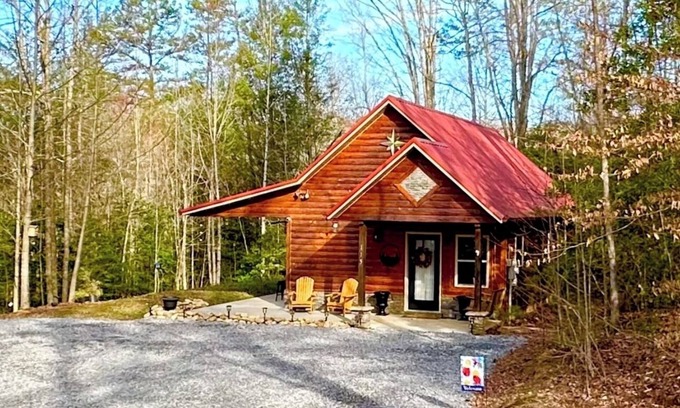 Murphy Cabin | WOW! Beautiful Modern Mountain Cabin- Cozy-Peaceful-Secluded-Fire Pit-Wifi-Pets