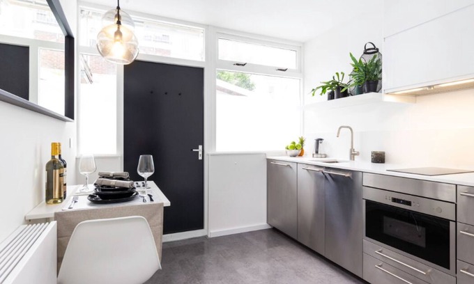 Delft Apartment | WOW meticulously clean, private, modern apt Delft