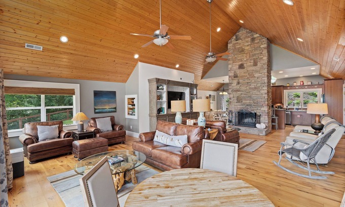 Waynesville House | Wow Views!, Luxury Hm, walk to Main St, Deck & Patio, FirePt w/Pergola