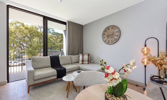 Greater Johannesburg Metropolitan Area Apartment | Wrapped in Rosebank Chic Comfort
