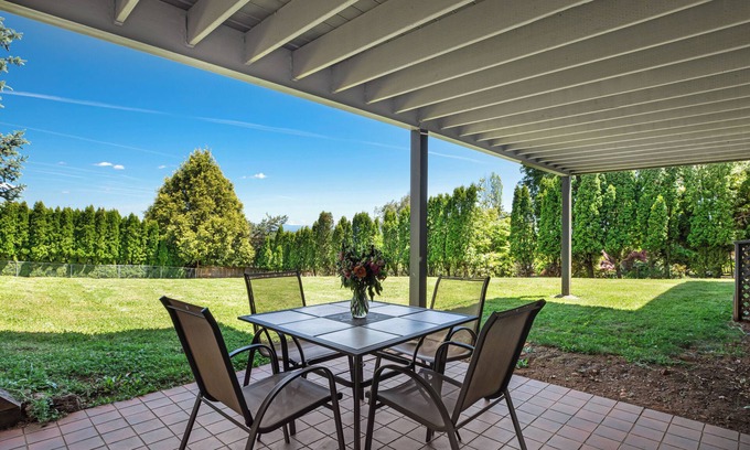 Dundee House | Wrightway Hideaway: A two bedroom guest-suite in the Dundee foothills