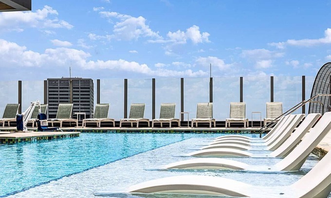 Fairlie-Poplar Historic District Resort | Wyndham Atlanta Resort King 1 Bedroom Presidential Suite