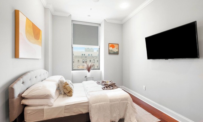 Olde Kensington Apartment | XL Studio -Deluxe Studio: Pool & Concierge