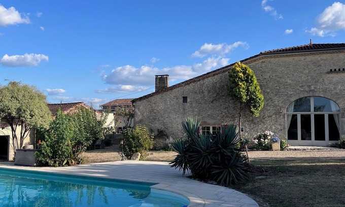 Saint-Antoine-du-Queyret House | XXL country house