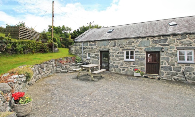 Llanbedr Cottage | Y BEUDY (THE OLD BYRE), pet friendly, with a garden in Llanbedr