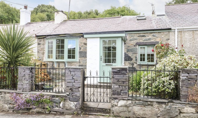 Bangor Cottage | Y BWTHYN BACH, pet friendly, character holiday cottage in Tregarth