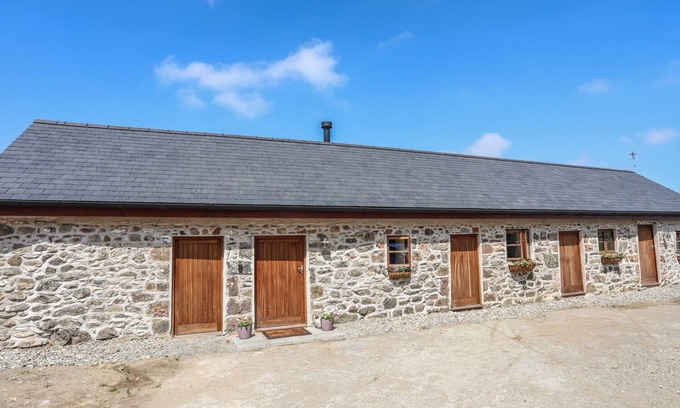 Llanfairpwllgwyngyll Cottage | Y BWTHYN, pet friendly, with open fire in Brynsiencyn