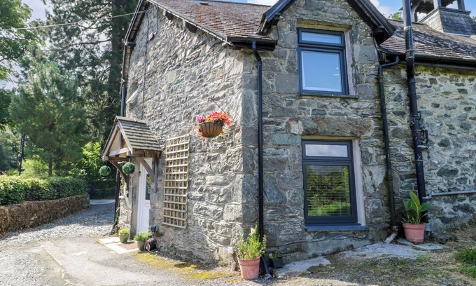 Penmaenpool Cottage | Y BWTHYN, pet friendly, character holiday cottage in Dolgellau