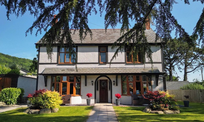 Rowen House | Y GORLAN, pet friendly, character holiday cottage in Conwy