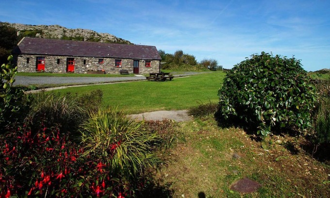 St Brides House | Y Stablau - Stables