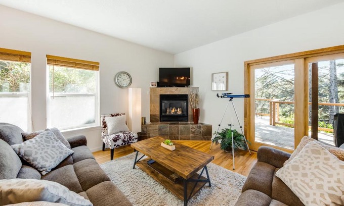 Agate Beach House | Yaquina Lighthouse View Beach Home