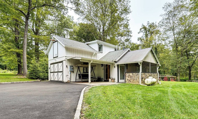 Redding Ridge Cottage | Yard w/Games: Cottage 2 Mi to Saugatuck Reservoir