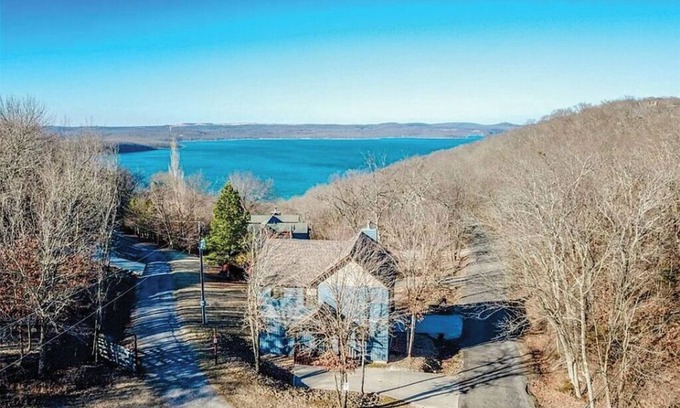 Vian House | Year-around Lake Views, 1 mile to Ramp .
