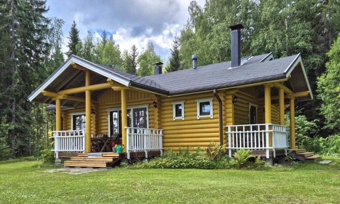 Hiukkajoki House | Yellow vacation home