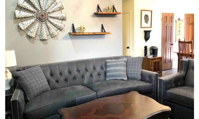 North by Northwest House | ~ Yellowstone ~ Close to Texas Tech ! 🟥👆🏻⬛️ ✨Cute 2 Bed & 1 bath✨