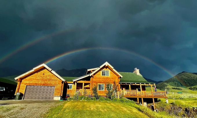 Bouvet Island House | Yellowstone Getaway – Luxury Log Cabin Near Madison River & Big Sky