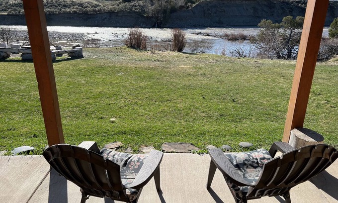 Gardiner Cabin | Yellowstone Riverside Cabin - On the River Next to Yellowstone National Park!