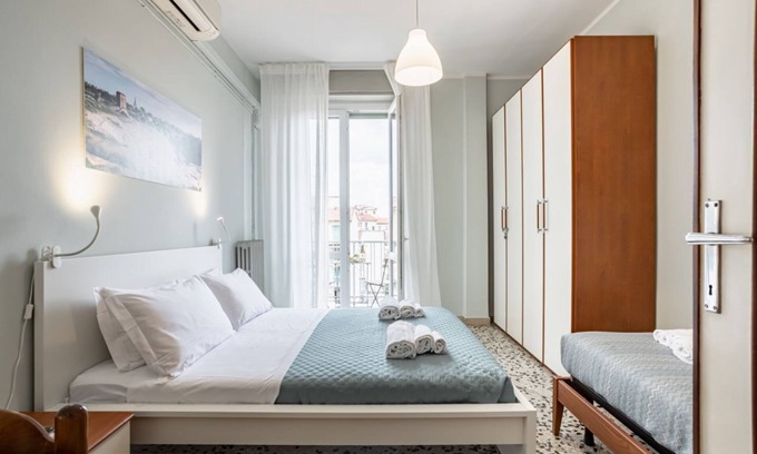 Pisa City Centre Apartment | Yellowsunny Apartment with Two Balconies