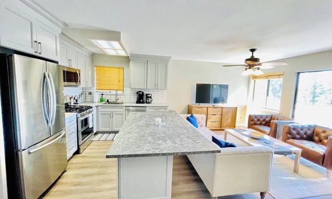 Incline Village Apartment | Yes, We Have AC – Unlike Most Tahoe Rentals! Remodeled 2 BR/2 BA W/3 Queen & 3 T