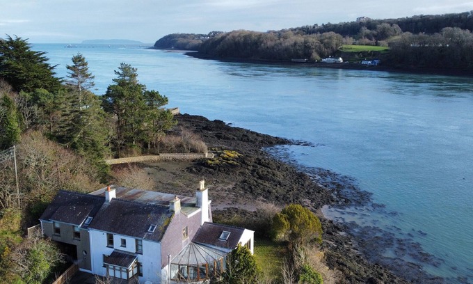 Bangor House | YNYS FAELOG COTTAGE, family friendly, with open fire in Menai Bridge