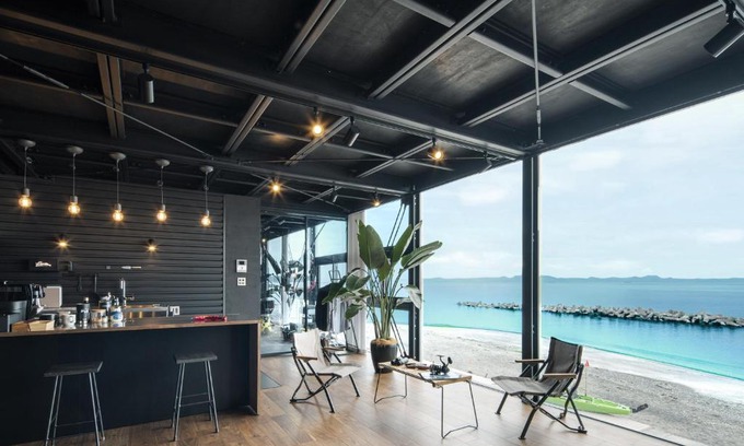 Yokosuka House | Yokosuka Sky Grey -横須賀のビーチフロントベース-