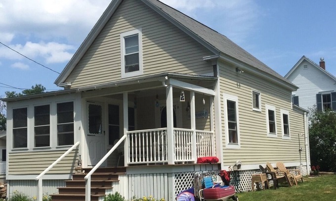 York Beach Cottage | York Beach Walk to Short Sands and York's Wild Kingdom
