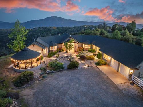 Oakhurst House | Yosemite Cloudline Ridge with HUGE views-hot tub-game room!