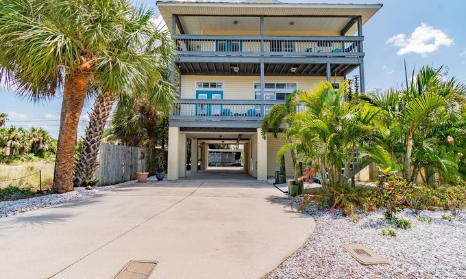 Treasure Island House | You Belong on a Beach ! Walk to Beach - Food - Bar ! Fully Stocked Kitchen