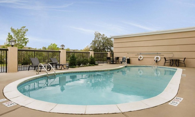 Savannah House | You Found It! 4 Modish Units, Free Parking, Onsite Pool! Near Disney Springs