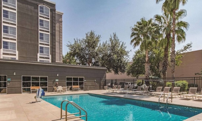 Arsenal House | You'll Definitely Come Back! 4 Pet-Friendly Units w/ FREE Breakfast & Parking!