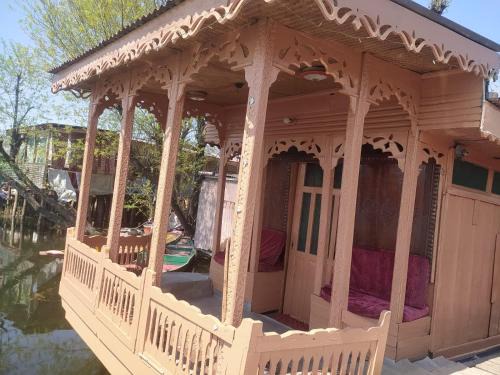 Dal Lake Bed & Breakfast | Young Lake Palace Group Of Houseboats