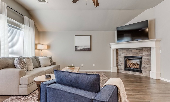 Edmond House | Your Cozy Modern Getaway in Edmond