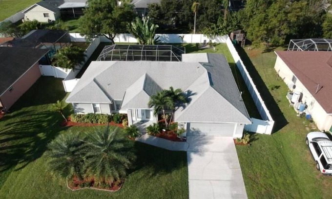 Trafalgar House | Your holiday home in Cape Coral for the whole family