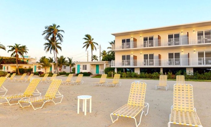 Islamorada Apartment | Your Home Away From Home! 4 Relaxing Units, FREE Parking, Onsite Pool
