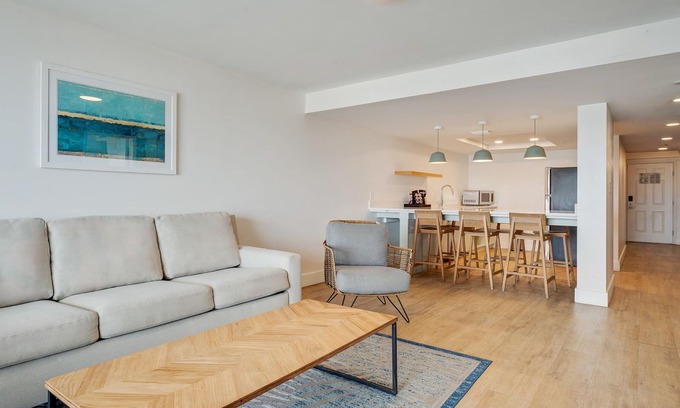 Islamorada Hotel | Your Home Away From Home! Onsite Pool, Free Breakfast, Free Parking