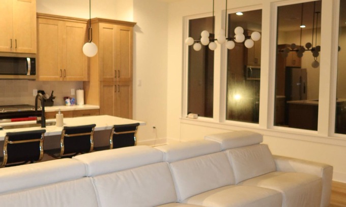 Northside House | Your luxury home in Downtown Houston! 3 bedrooms, 3 in-suite bathrooms.